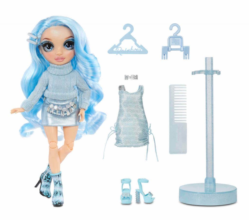 Gabrielle is dressed from head to toe in light blue (ice cream). She has an eye for fashion and loves designing fabrics